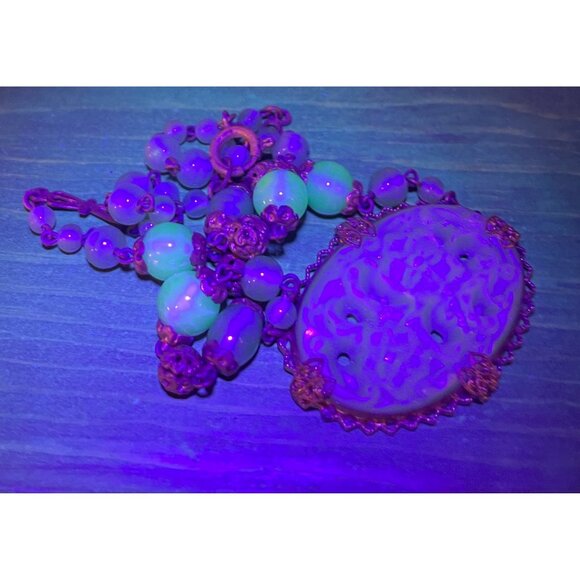 Vintage 1930s Green Molded Peking Glass Beaded Pendant Uranium Beads - Picture 8 of 16